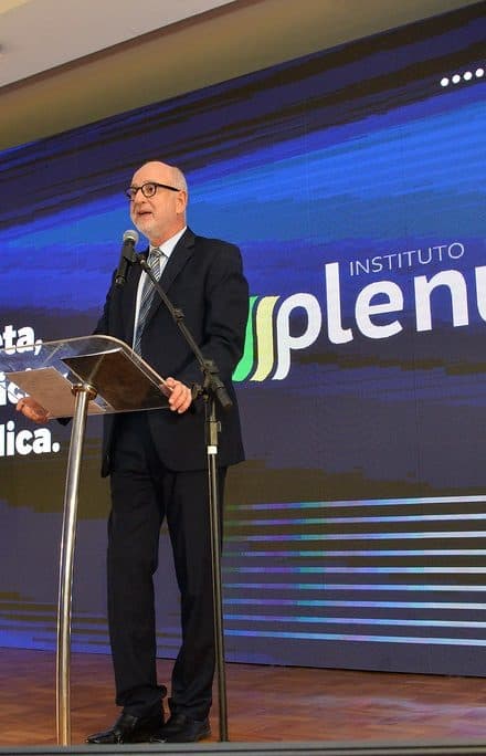 Palestrante no palco do evento Plenum